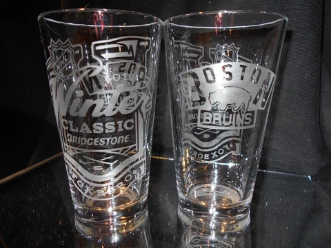 2016 NHL SPECIAL EDITION WINTER CLASSIC BOSTON BRUINS (2) ETCHED PINT GLASSES Cover