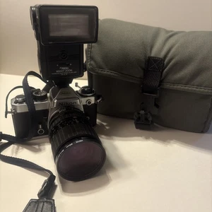 Nikon FE 35mm fotocamera reflex pellicola con obiettivo, filtro, flash, non testata, solo per parti - Foto 1 di 13