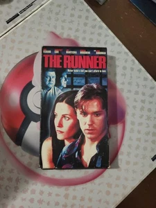 The Runner (1999 VHS) Blockbuster Rental Ron Eldard Courtney Cox John Goodman - Picture 1 of 2
