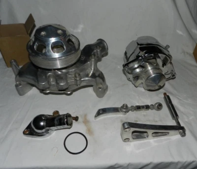 Weiand BBC 396 454 Bomba de Agua Cromo Pulido 9242 Alternador Soporte Cuello de Agua Foto 1 de 4