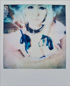 NOBUYOSHI ARAKI * Cosplay*POLAROID ORIGINAL VOM KÜNSTLER SIGNIERT & ZERTIFIZIERT - Picture 1 of 6