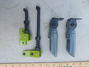 23LL21 ACCESORIOS DE SCOOTER: PAR DE ESTRIBERAS, DOS SOPORTES, MUY BUENOS - Imagen 1 de 5