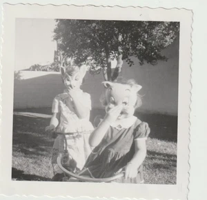 VINTAGE SCHNAPPSCHUSS: KINDER IN GRUSELIGEN SCHWEIN & MAUS HALLOWEEN MASKEN - Bild 1 von 1