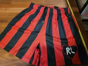 Herren Größe Medium rote Buchstaben Netz Shorts mit schwarzen und roten Streifen KOSTENLOSER VERSAND - Bild 1 von 6