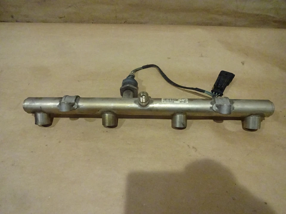 Riel de inyección de combustible Ferrari California / sin inyectores - P/N 247581 Foto 1 de 4