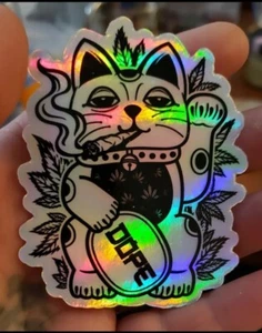 DOPE KATZE MARIHUANA TOPF KÄTZCHEN japanisch Lucky Neko holografischer Aufkleber Vinyl 3 Zoll - Bild 1 von 1