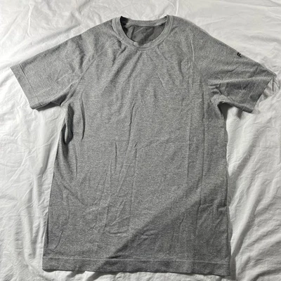 Camiseta de día de entrenamiento Fabletics para hombre talla mediana gris con logotipo negro Foto 1 de 4