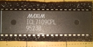 ICL7109CPL Maxim 12-bit Analog-Digital Converter/NOS/40 pin DIP package - Picture 1 of 3