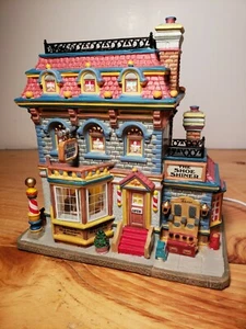 2008 Lemax Caddington Village "BOB'S BARBER SHOP & THE SHOE SHINER" #85744 - Bild 1 von 12