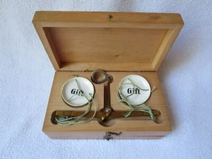 2 alte Handwaagen 5g Giftwaage Porzellan und Handwaage 5g Hornschalen in Holzbox - Picture 1 of 16
