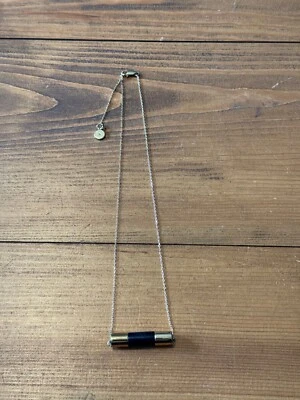 Collar de cadena colgante cilindro piedra negra tono dorado Michael Kors para mujer Foto 1 de 4