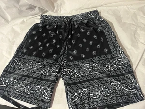 Schwarze Damen Bandana Shorts - Größe L - Paisley Print Kordelzug Streetwear - Bild 1 von 4