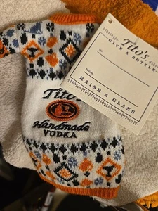 Titos Hecho a Mano Botella de Vodka Regalo de Navidad Suéter Acogedor Nueva Etiqueta Bordada Logo - Imagen 1 de 4