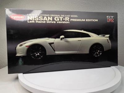 Kyosho 08475W Nissan GT-R Premium Edition modelo fundido 1:18 - pérola marfim - Imagem 1 de 4