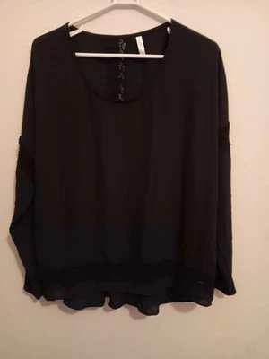 Blusa Xhilaration, para mujer talla grande XXL, negra, gasa, encaje, dobladillo alto bajo usada en excelente estado Foto 1 de 4