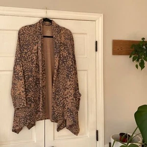 Kuschelige Duds Lagenlook Animal Print Strickjacke Gr. XL lässig bequem Leopard Gepard - Bild 1 von 11