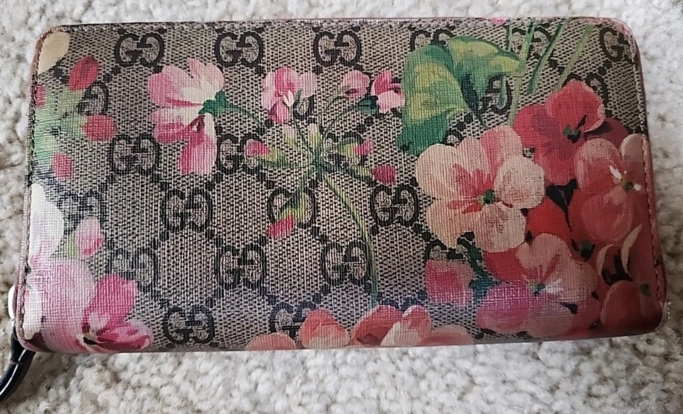 Cartera Gucci GG Supreme Blooms con cremallera. BOLSA ANTIPOLVO CERTIFICADO DE AUTENTICIDAD Y CAJA INCLUIDAS Foto 1 de 4