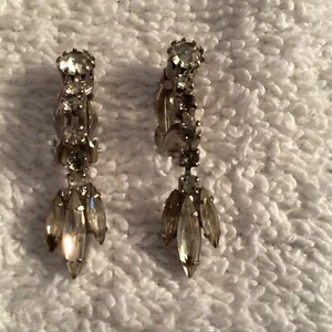 Vintage Rhinestone Dangle Clip On Earrings 1 1/2” L - Picture 1 of 8