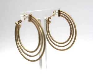 Bisutería perforada tono dorado con textura triple aro de colección - Imagen 1 de 11