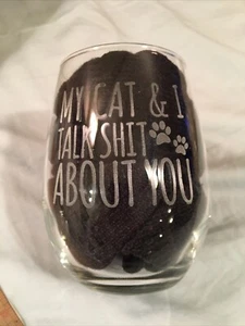Bicchiere senza stelo ""My Cat And I Talk S#!t About You"" Bicchiere da vino regalo, stoviglie - NUOVO - Foto 1 di 10