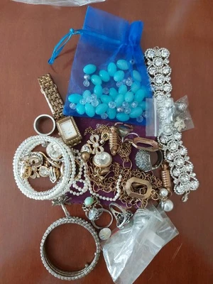 Bigiotteria - lotto con anelli bracciali orecchini 1 orologio pietre sfuse - Immagine 1 di 4