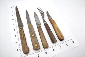 Lote vintage de cuchillos para pelar cocina con mango de madera y tenedor de 3 dientes - Imagen 1 de 7