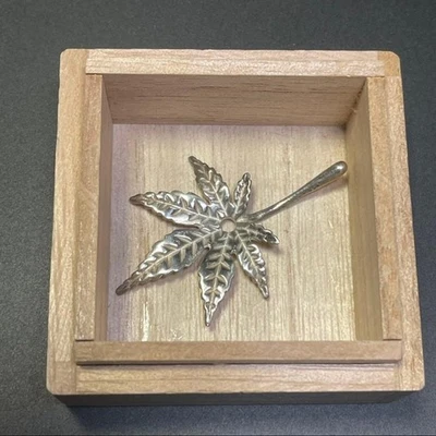 Estatuilla japonesa de metalistería Hojas de otoño plateada de 1,7 x 1,1 pulgadas Foto 1 de 4