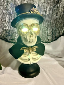 Sombrero de copa de calavera enmascarada grande de 17" ojos iluminados pajarita de murciélago gran detalle - Imagen 1 de 5