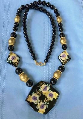 Collar Colgante a Mano Decorado y Resaltado Floral Tono Negro y Dorado Japón Foto 1 de 4