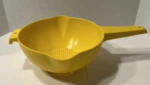 Vintage Tupperware #1523-3 Large Yellow 2 Quart Strainer Colander w/ Handle - Picture 1 of 8