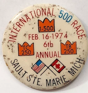 Pulsante Pinback Vintage I-500 Motoslitta Corsa Sault Ste Marie Mi. 6° Annuale 1974 - Foto 1 di 7