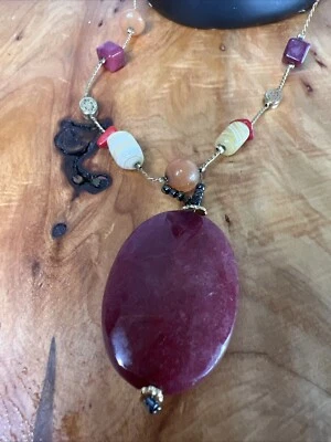 Collar de piedras preciosas de Lia Sophia. Piedras de cuarzo multicolor en una cadena de tono latón. Foto 1 de 4