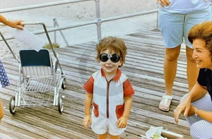 Boy in Walt Disneys Pinocchio Jiminy Cricket Sonnenbrille mit Mutter 1970er 35 mm Slide - Bild 1 von 4