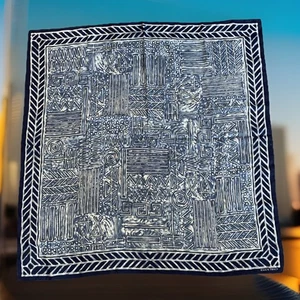 Ellen Tracy Ladies 100% Silk About 33” X 33" Dark Blue Cream Scarf Wrap - Picture 1 of 5