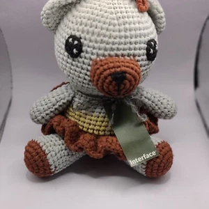 Plüsch gehäkelt Bär. Hug A Teppich. Braunes Tutu. Thailand aus Altgarn. Neu mit Etikett - Bild 1 von 6