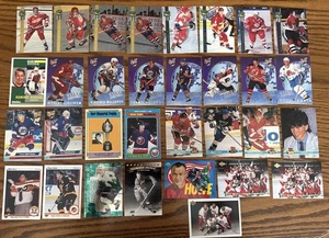 Lote de 32 cartas de hockey de la década de 1990 - Howe Jagr Hull Roenick Selanne Bossy y más novato - Imagen 1 de 21