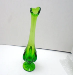 Jarrón Viking Glass verde aguacate seis pétalos brote 10,5” pedestal oscilante vintage - Imagen 1 de 5