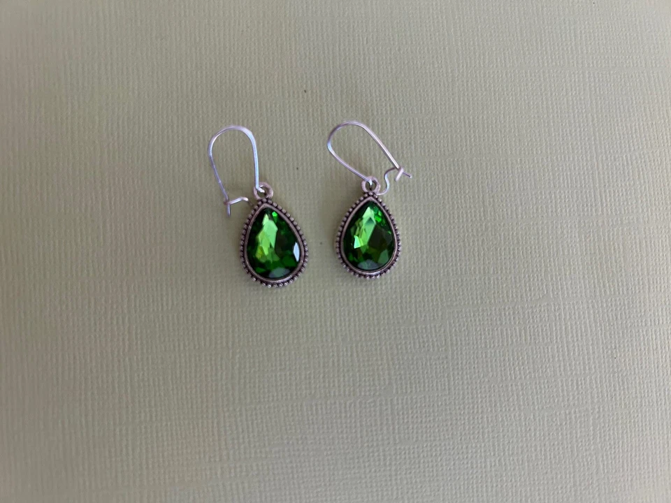 Pendientes lágrima marcasita verde claro en alambres de gancho tono plata ¡NUEVOS SIN ETIQUETAS bonitos! Foto 1 de 1