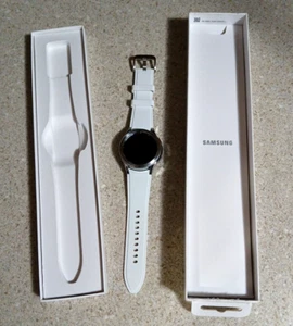 MINT Samsung Galaxy Watch4 Classic 42mm R880 GPS White - Picture 1 of 10