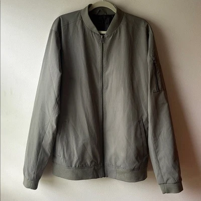 Chaqueta Universitaria AMERICAN TALL Bomber Oliva Foto 1 de 4