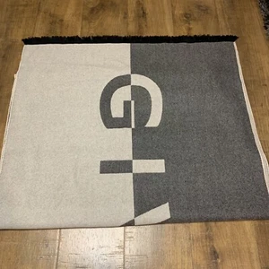 Givenchy Unisex Scarves Clay Black GW7020-J4334-1 51% Wool 49% Cashmere NEW - Picture 1 of 2