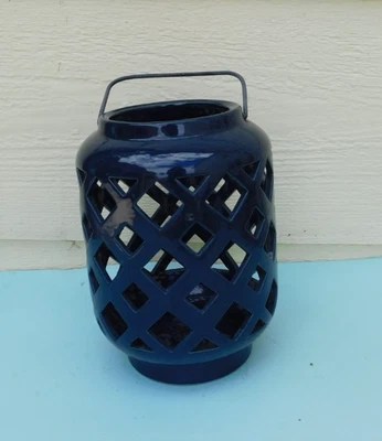 УЛИЧНЫЙ КЕРАМИЧЕСКИЙ ФОНАРЬ ДЛЯ СВЕЧЕЙ ТЕМНО-СИНИЙ С ТКАНЫМ ДИЗАЙНОМ - Изображение 1 из 4