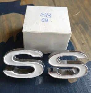 1969 1970 1971 1972 Chevelle SS Fender Emblems Set of 2 Metal Original Box - Picture 1 of 2