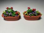 Puppenhaus Miniatur 1:12 - 2 Terrakotta Blumentöpfe mit Blumen, Garten - bunt