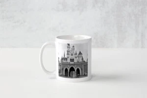 Taza de café/té personalizada - Walt Disney caminando por el castillo de la Bella Durmiente - Imagen 1 de 2