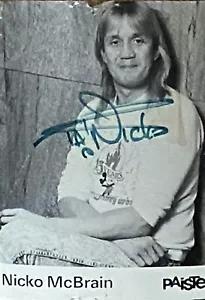 Foto firmada por Nicko, baterista legendario y tipo impresionante. 6 pulgadas x 4 pulgadas - Imagen 1 de 1