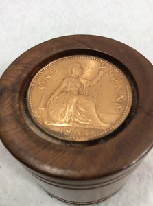 One Penny Großbritannien 1965 Münze UK PAPIER WIEGHT - Bild 1 von 4