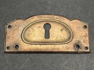 Vintage SINGLE LIGHT WEIGHT Brass Skeleton Key Hole Door Drawer Plate Escutcheon - Picture 1 of 5