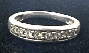 PLATA ESTERLINA 925 Firmado "UD LDG" Talla 6 Canales Anillo Piedras (¿Diamantes de Laboratorio?) - Imagen 1 de 2