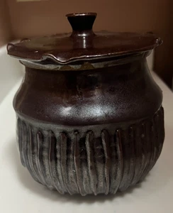 Tarro con tapa de cerámica de estudio hecho a mano Maya Adams (Adams-Smith) Alfred University - Imagen 1 de 11